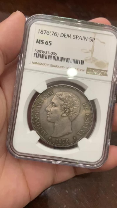 《竞宝斋》第95场-本周日，周一，周四，3场连拍（全场不限金额包邮） 冠军分！NGC MS65 1876西班牙阿方索十二世5比赛塔银币 三版头像中最少见的一版，只发行了两年，且背面纹章也是独一无二的存在，缺少了阿拉贡王国和纳瓦拉王国的纹章，取而代之的是城堡与狮子 同样头像的一枚NGC MS64+在HA拍出了5500美金的价格。