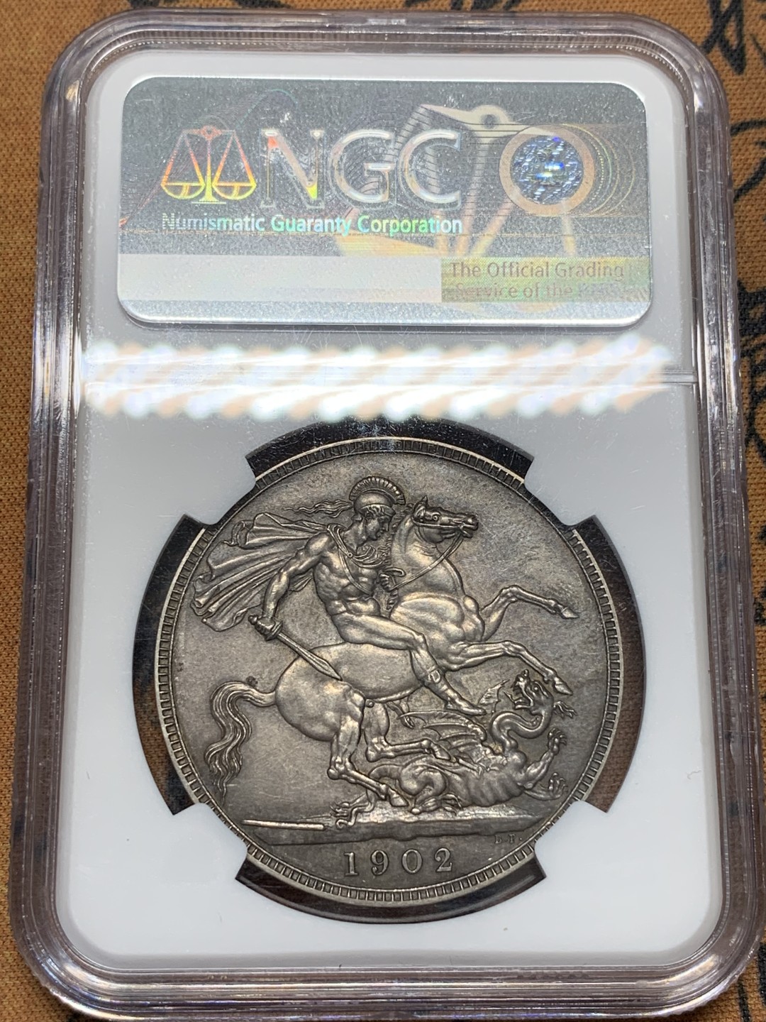 《竞宝斋》第95场-本周日，周一，周四，3场连拍（全场不限金额包邮） NGC PF62 MATTE 英国 1902年 爱七 克朗 马剑 大银币 深灰均匀包浆 细节非常好