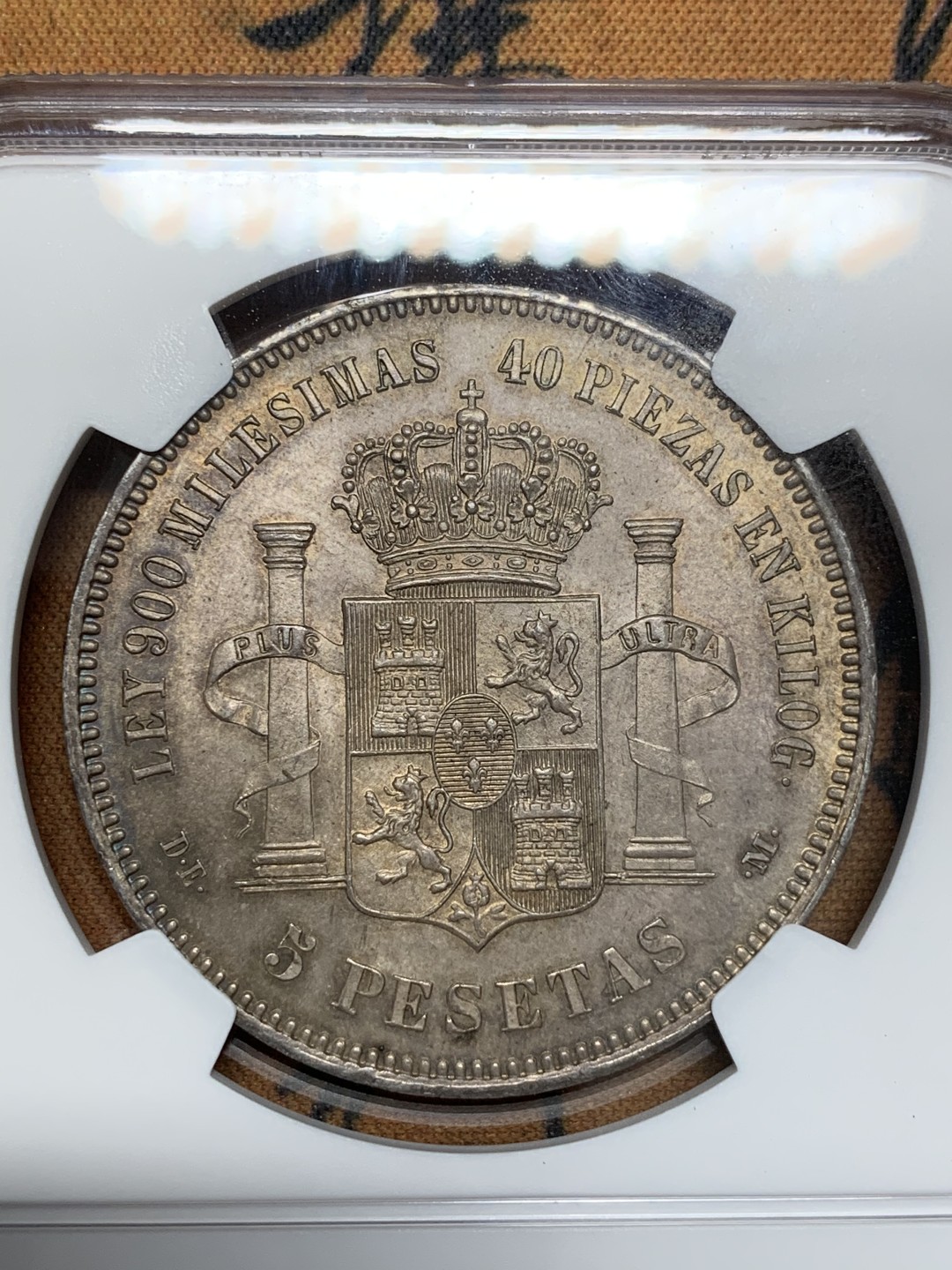 《竞宝斋》第95场-本周日，周一，周四，3场连拍（全场不限金额包邮） 冠军分！NGC MS65 1876西班牙阿方索十二世5比赛塔银币 三版头像中最少见的一版，只发行了两年，且背面纹章也是独一无二的存在，缺少了阿拉贡王国和纳瓦拉王国的纹章，取而代之的是城堡与狮子 同样头像的一枚NGC MS64+在HA拍出了5500美金的价格。