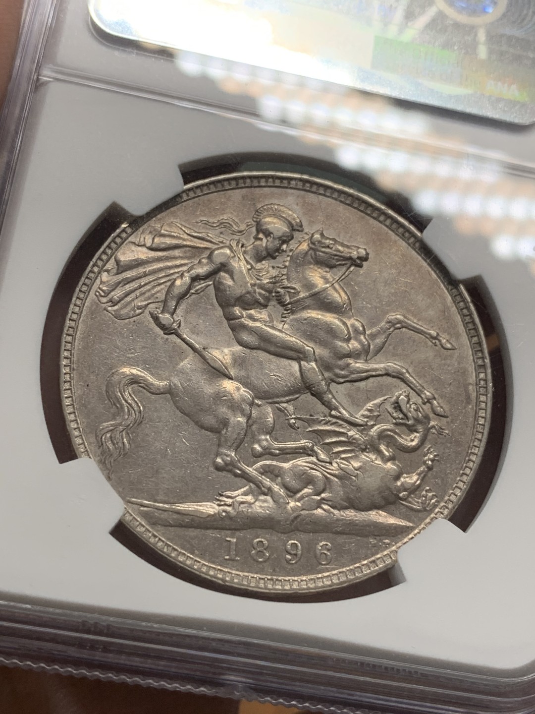 《竞宝斋》第95场-本周日，周一，周四，3场连拍（全场不限金额包邮） NGC-AU  英国 1896年LIX版 1克朗 马剑银币  ESC批纱马剑里面稀缺度最高的版本（R级别）附ESC 纪录