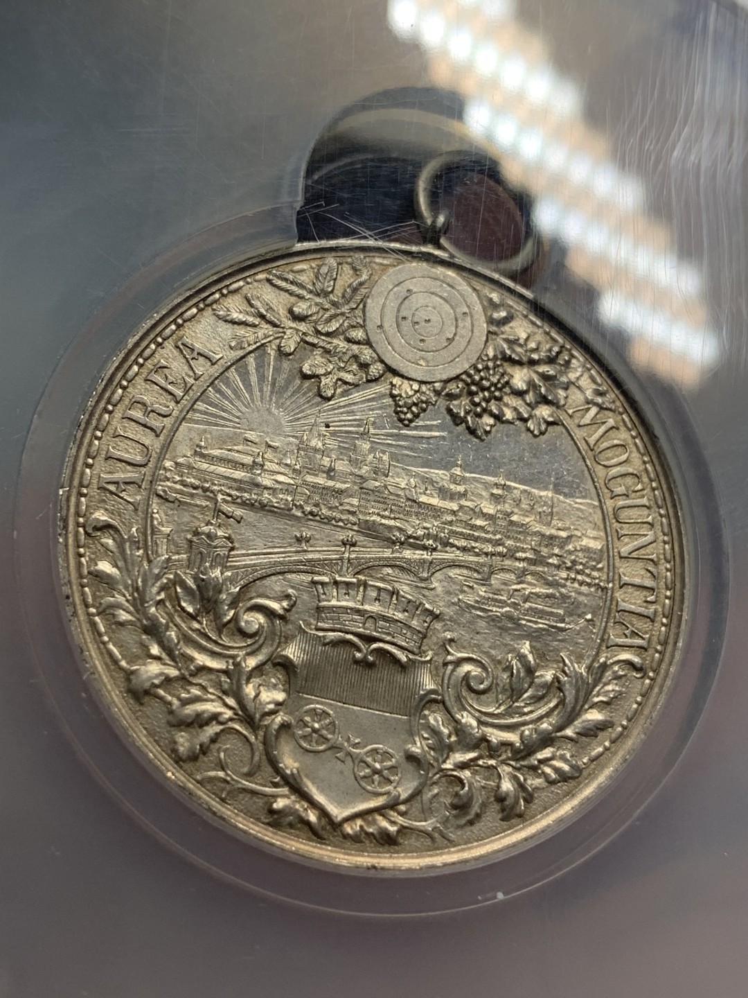 《竞宝斋》第95场-本周日，周一，周四，3场连拍（全场不限金额包邮） NGC UNC 德国 1894年 美因茨射击节银章（城市景观）（带环） 德联邦射击节名品 浮雕 章背面城市景观 细节刻画 非常震撼细腻 宛如一幅德国的清明上河图