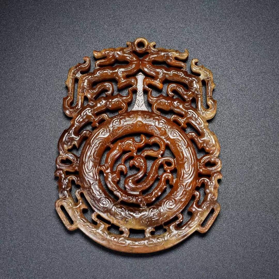 旧藏，玉佩，玉质细腻，包浆厚重，沁色入骨，雕工精细，局部带有红沁，品相完美，细节如图