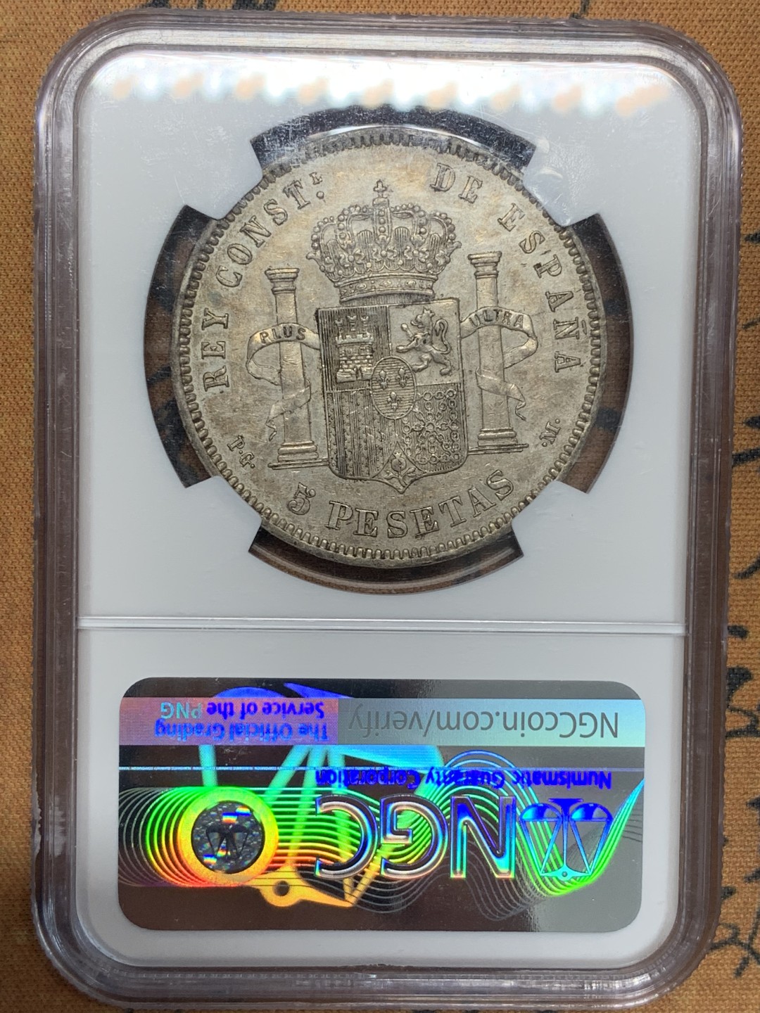 《竞宝斋》第95场-本周日，周一，周四，3场连拍（全场不限金额包邮） 季军分 NGC-AU58 西班牙阿方索十三世双柱5比塞塔 1890（90）PGM 传世老包浆灰金彩 背面有镜面感 上面只有2枚MS 