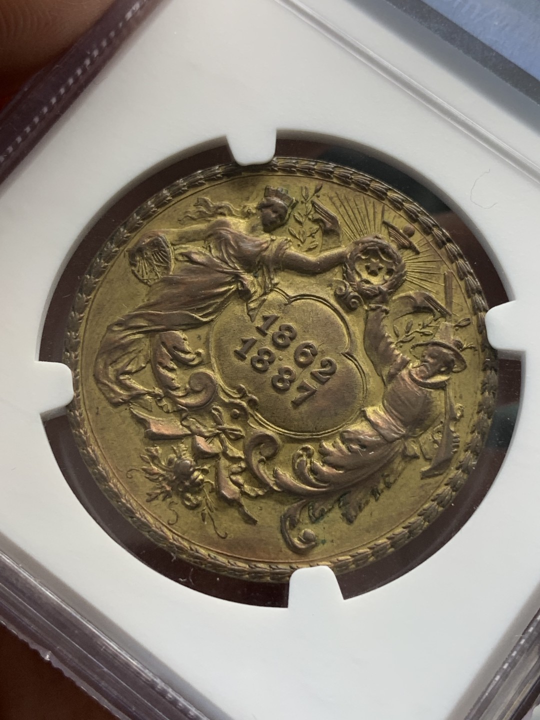 《竞宝斋》第95场-本周日，周一，周四，3场连拍（全场不限金额包邮） NGC MS61 德国 1887年 法兰克福射击节镀金铜章  德联邦射击节名品 高浮雕 背面设计极其精美 与同款银章正面同设计