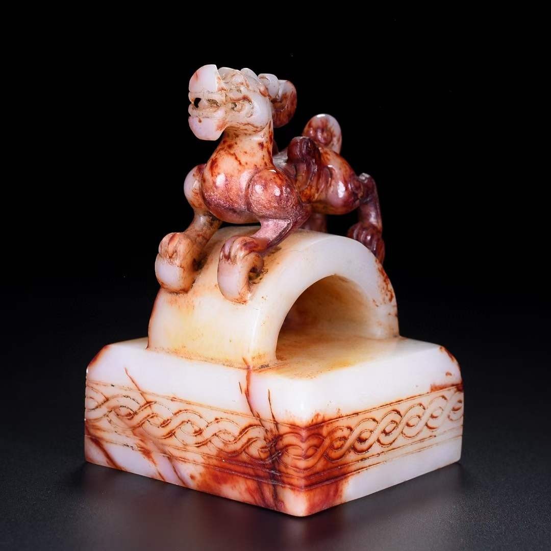 藏，螭龙印章，材质和田玉，玉质细腻，包浆油润，雕工精细，雕刻栩栩如生，线条流畅，品相完美，细节如图