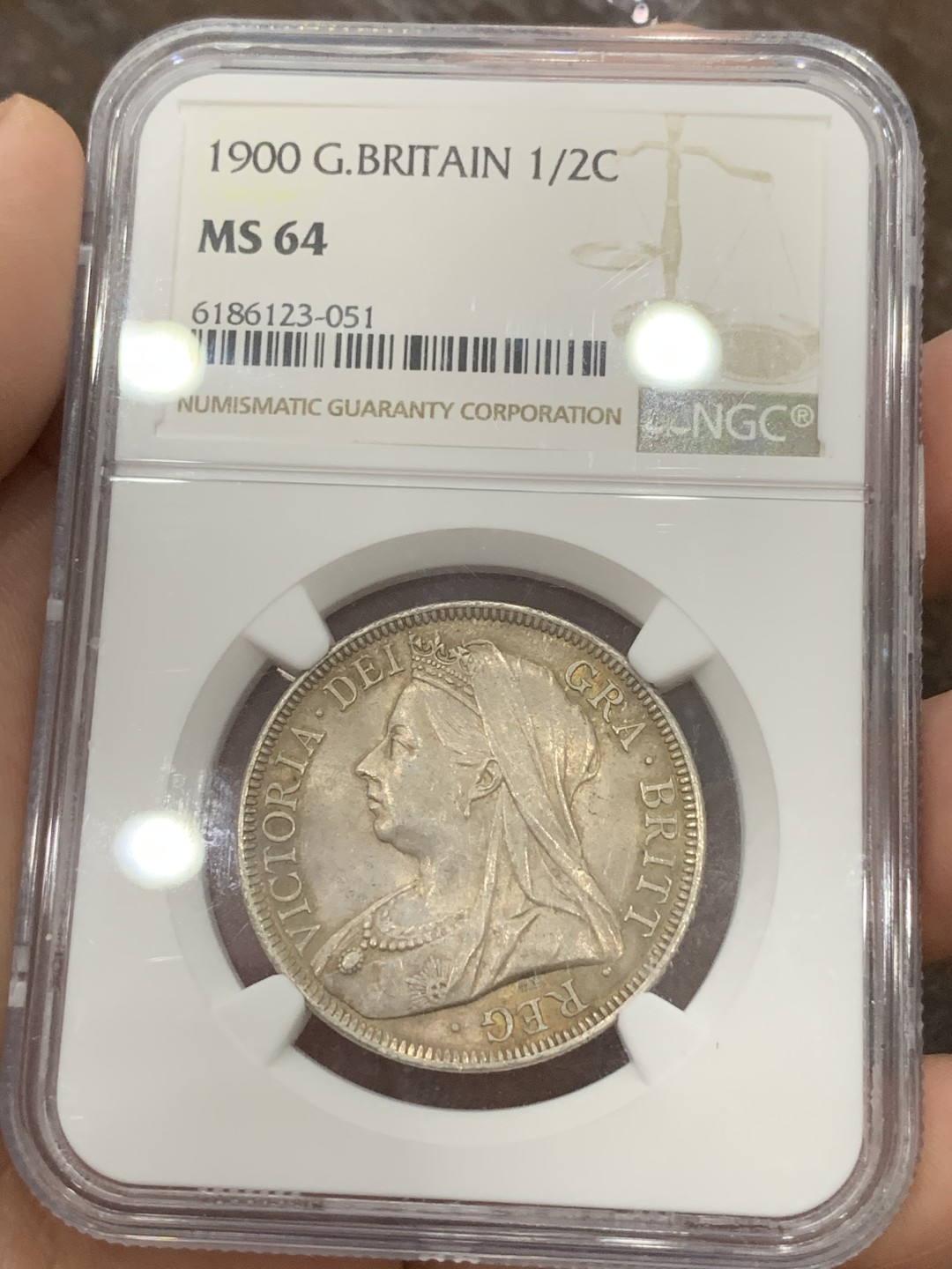 《竞宝斋》第95场-本周日，周一，周四，3场连拍（全场不限金额包邮） NGC-MS64英国1900年披纱半克朗 虽品种普通 但两面包浆均匀好看 略带黄金彩 非常舒服 另外人像打制清晰 胸前项链清晰可见 非常难得的一颗