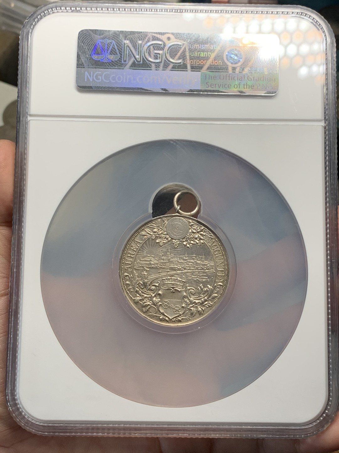 《竞宝斋》第95场-本周日，周一，周四，3场连拍（全场不限金额包邮） NGC UNC 德国 1894年 美因茨射击节银章（城市景观）（带环） 德联邦射击节名品 浮雕 章背面城市景观 细节刻画 非常震撼细腻 宛如一幅德国的清明上河图