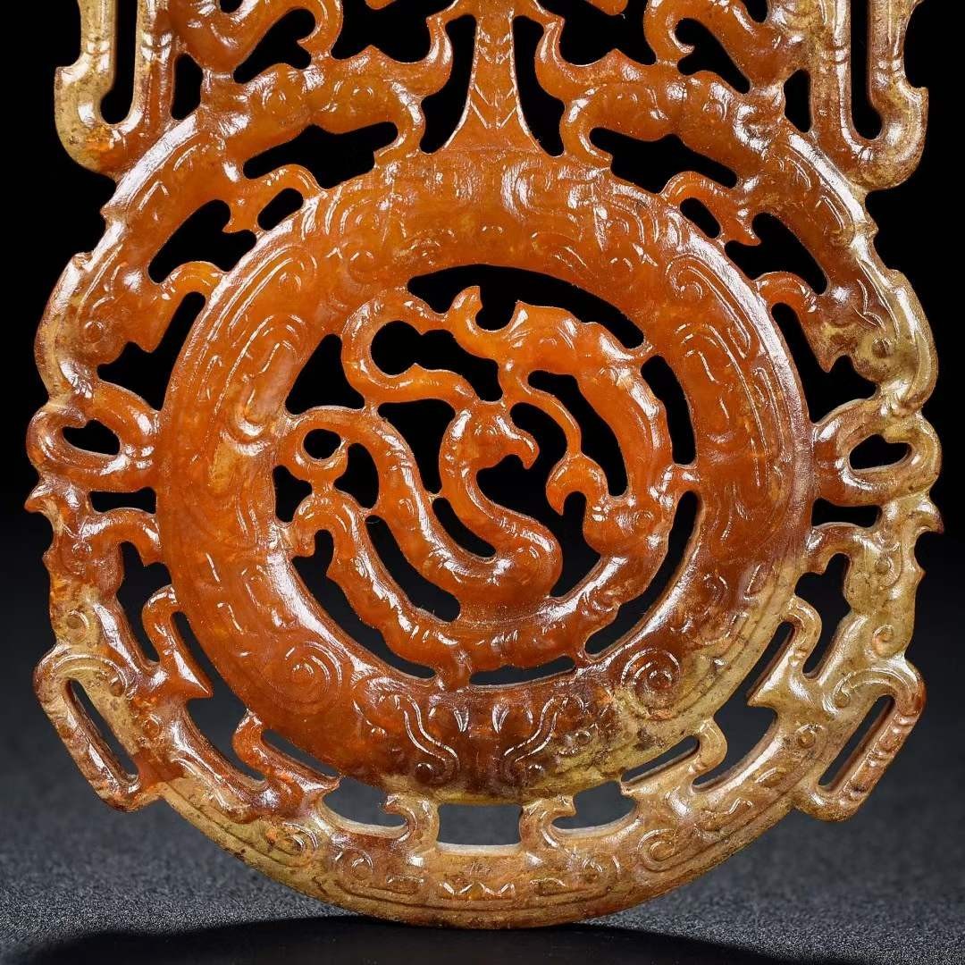 旧藏，玉佩，玉质细腻，包浆厚重，沁色入骨，雕工精细，局部带有红沁，品相完美，细节如图
