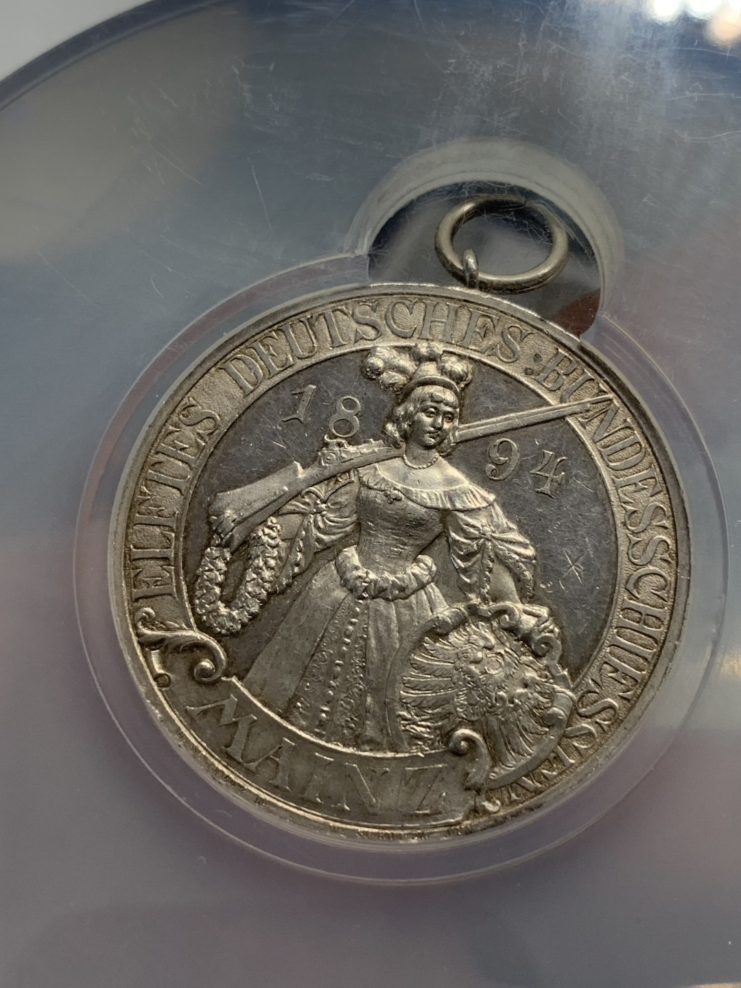 《竞宝斋》第95场-本周日，周一，周四，3场连拍（全场不限金额包邮） NGC UNC 德国 1894年 美因茨射击节银章（城市景观）（带环） 德联邦射击节名品 浮雕 章背面城市景观 细节刻画 非常震撼细腻 宛如一幅德国的清明上河图