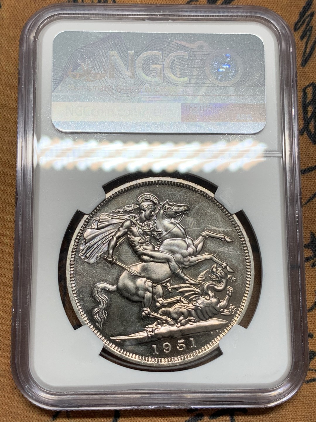 《竞宝斋》第95场-本周日，周一，周四，3场连拍（全场不限金额包邮） NGC PL63 英国 1951年 镍马剑 克朗币  细节很不错