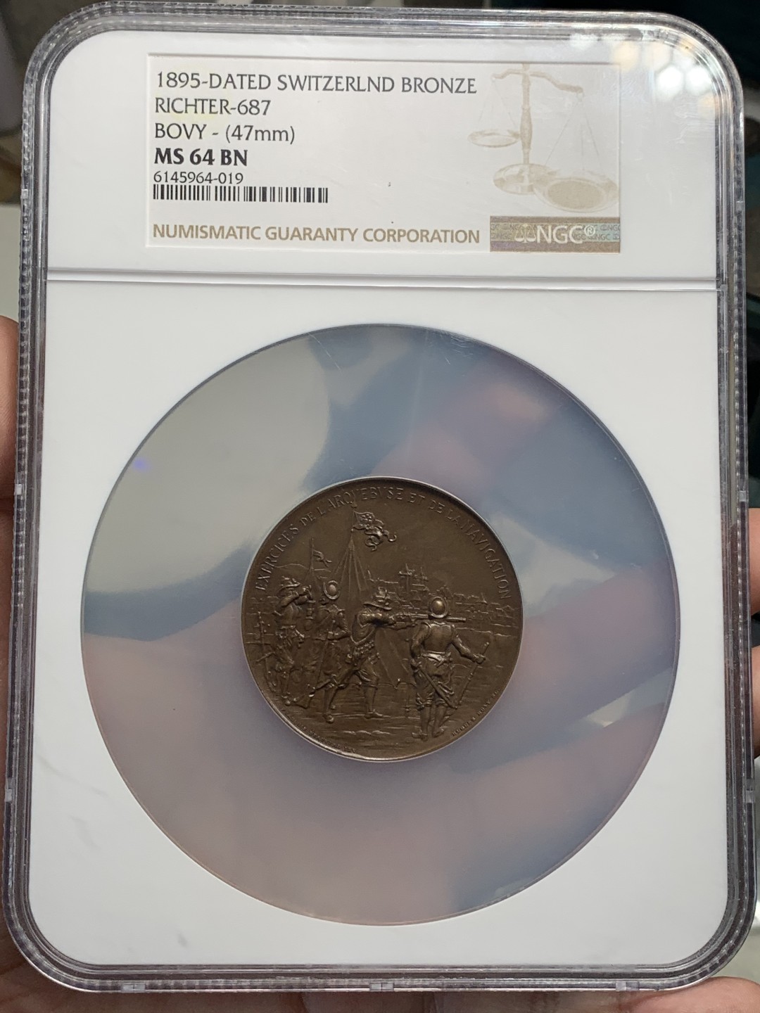 《竞宝斋》第95场-本周日，周一，周四，3场连拍（全场不限金额包邮） NGC MS64BN 1895年瑞士射击铜章 大盒子  铜章发行量230枚  直径47mm 该枚顶级分数 巧克力包浆 正面射击场景及章背面同时带有城市景观元素