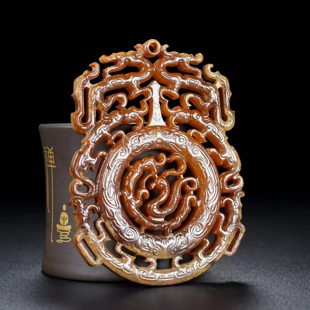 旧藏，玉佩，玉质细腻，包浆厚重，沁色入骨，雕工精细，局部带有红沁，品相完美，细节如图
