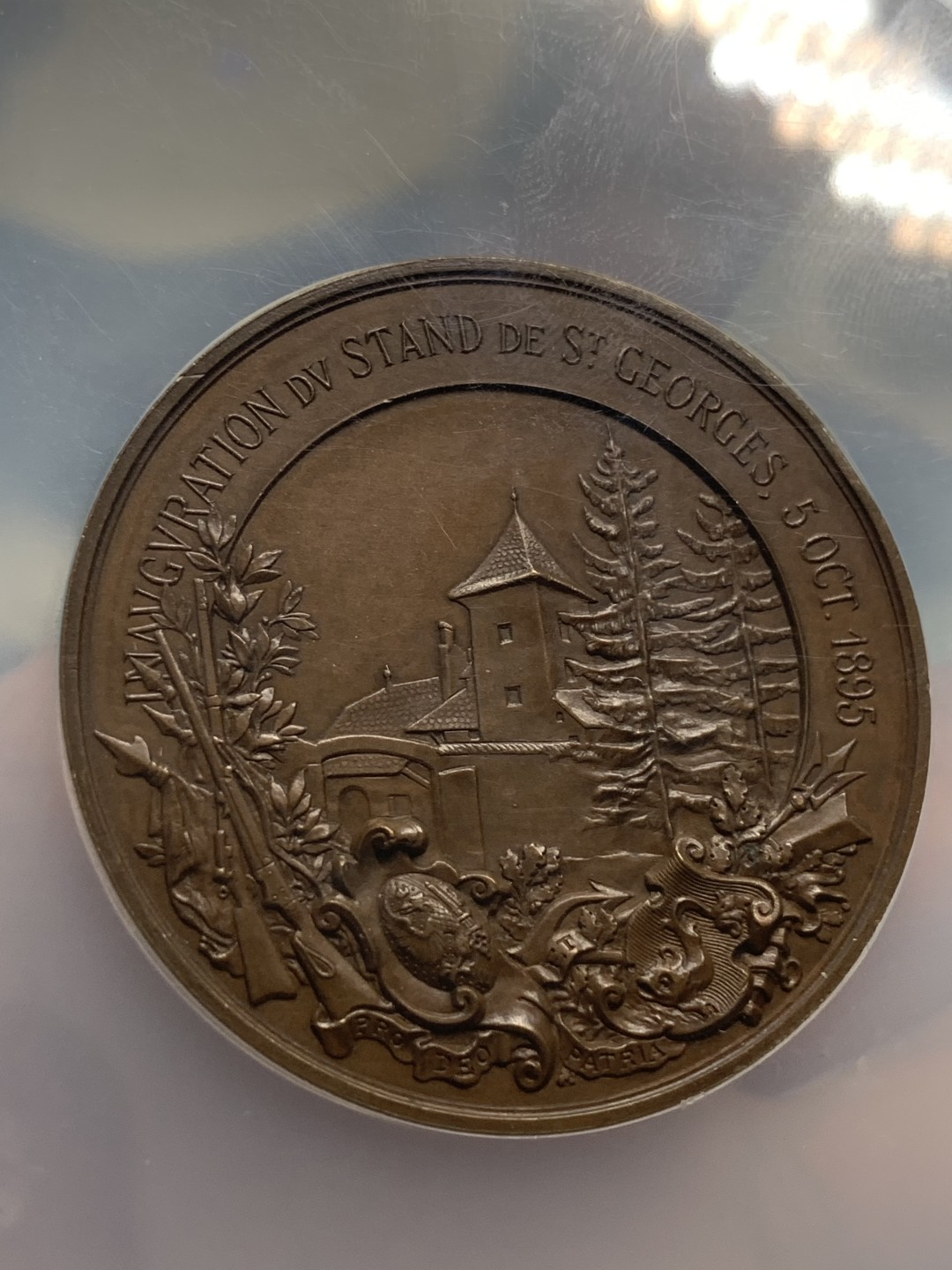 《竞宝斋》第95场-本周日，周一，周四，3场连拍（全场不限金额包邮） NGC MS64BN 1895年瑞士射击铜章 大盒子  铜章发行量230枚  直径47mm 该枚顶级分数 巧克力包浆 正面射击场景及章背面同时带有城市景观元素