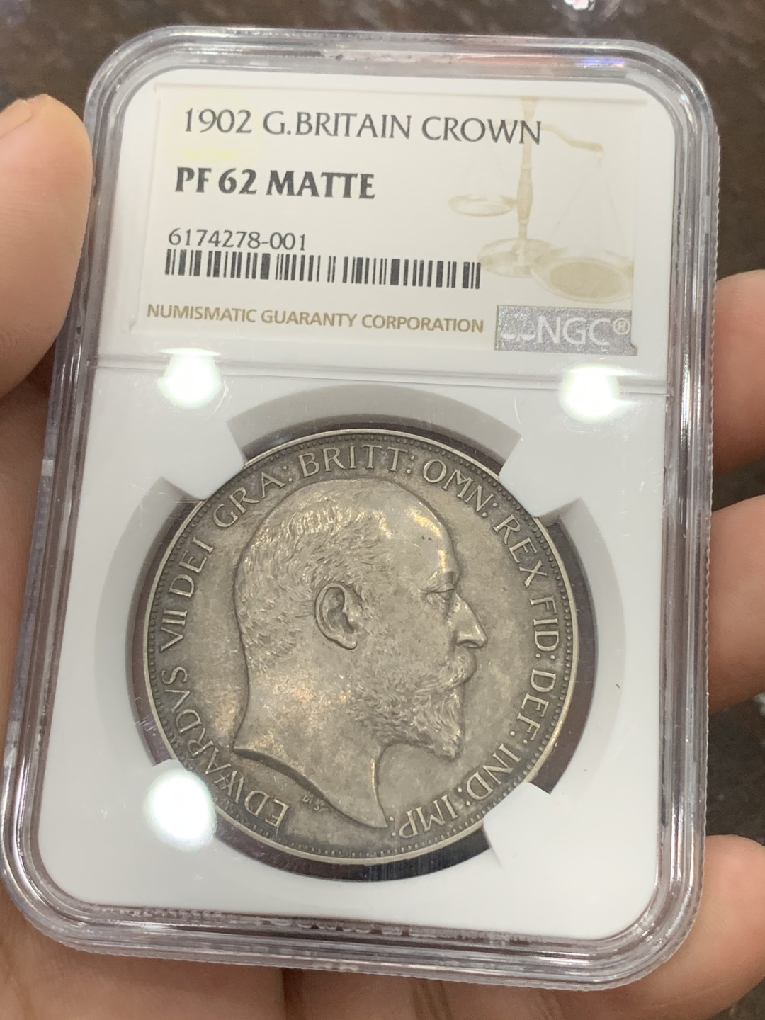 《竞宝斋》第95场-本周日，周一，周四，3场连拍（全场不限金额包邮） NGC PF62 MATTE 英国 1902年 爱七 克朗 马剑 大银币 深灰均匀包浆 细节非常好