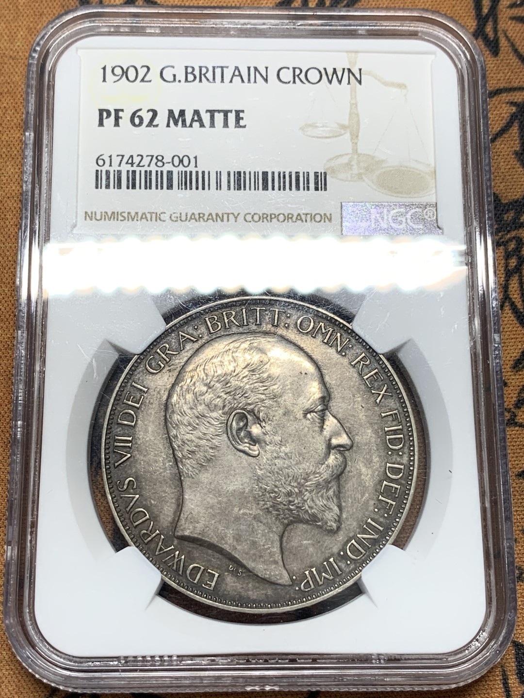 《竞宝斋》第95场-本周日，周一，周四，3场连拍（全场不限金额包邮） NGC PF62 MATTE 英国 1902年 爱七 克朗 马剑 大银币 深灰均匀包浆 细节非常好