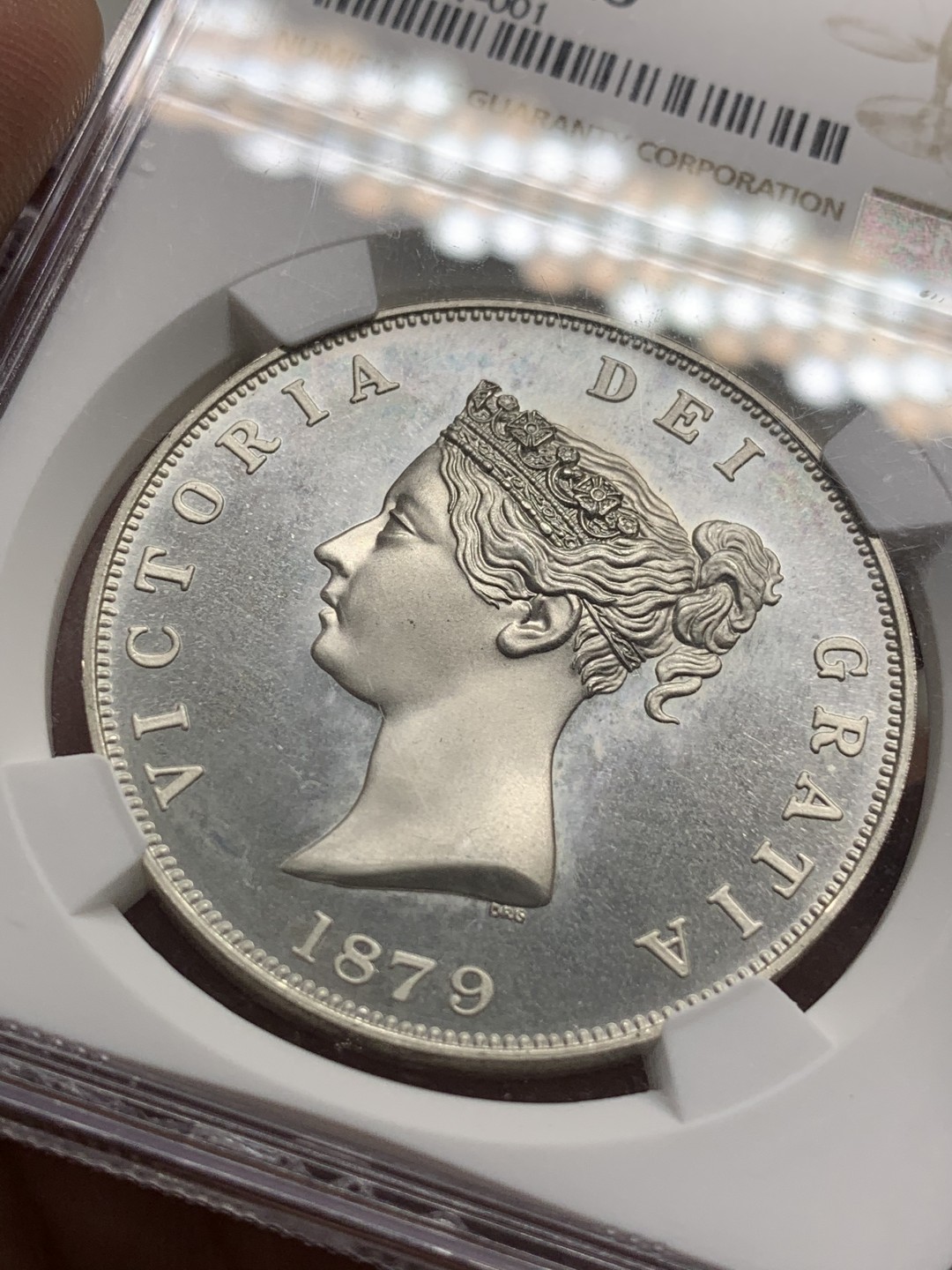 《竞宝斋》第95场-本周日，周一，周四，3场连拍（全场不限金额包邮） NGC-PF67CA 英国 1879年(2000) 维多利亚fantasy银币 克朗型 美惠三女神图案 铸造精美 KM-X81 HA2021年420美元成交