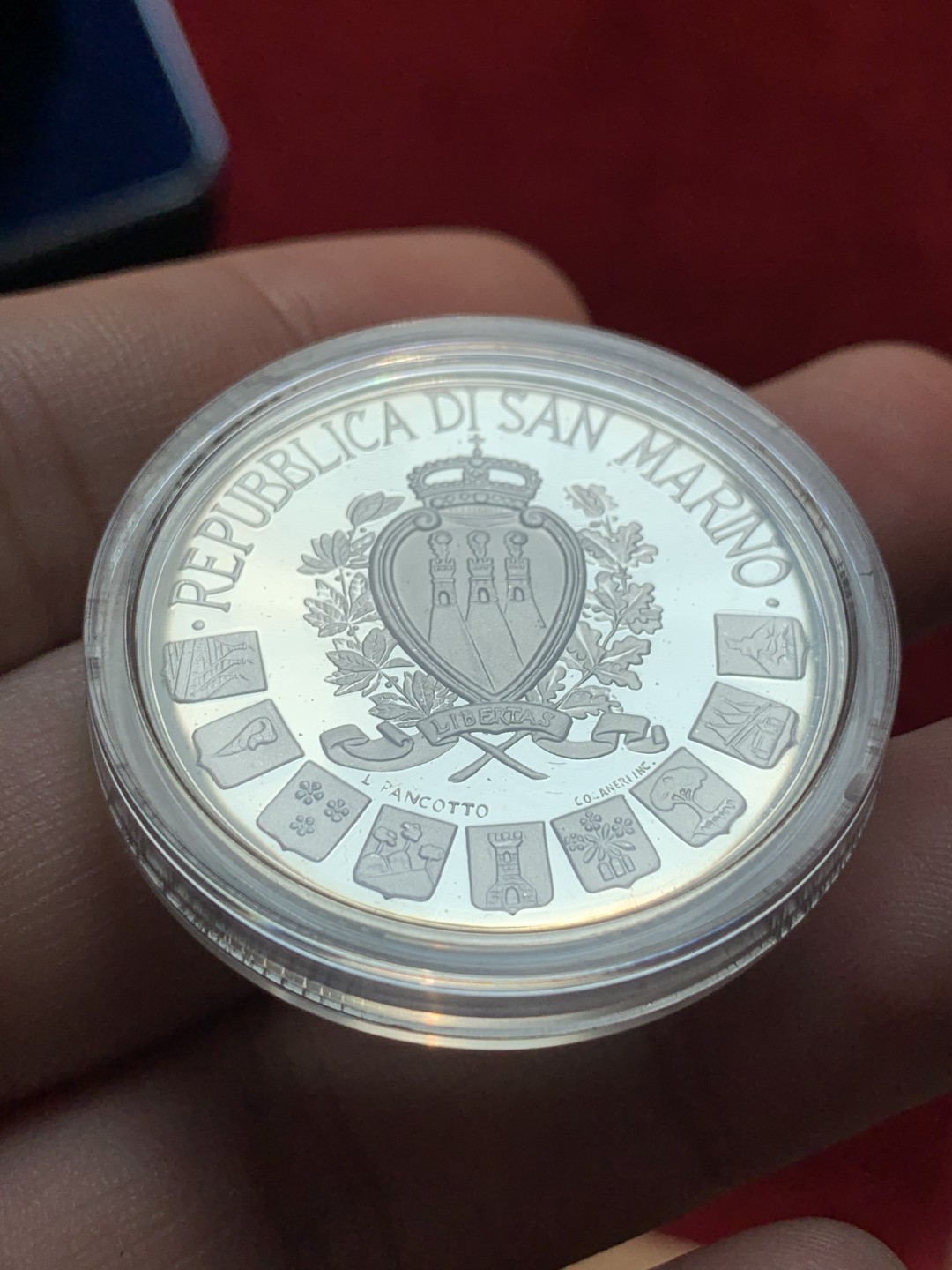 《竞宝斋》第95场-本周日，周一，周四，3场连拍（全场不限金额包邮） 原盒证书 圣马力诺 1997年女神头像 10000里拉精制大银币 22克 835银