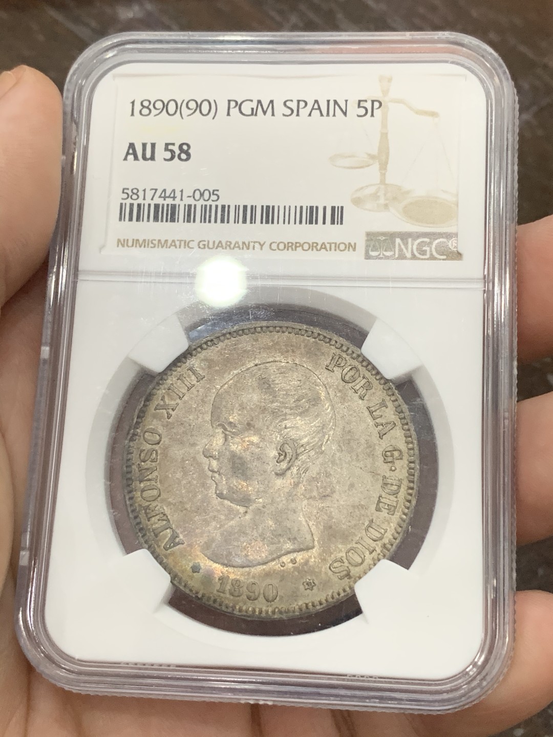 《竞宝斋》第95场-本周日，周一，周四，3场连拍（全场不限金额包邮） 季军分 NGC-AU58 西班牙阿方索十三世双柱5比塞塔 1890（90）PGM 传世老包浆灰金彩 背面有镜面感 上面只有2枚MS 