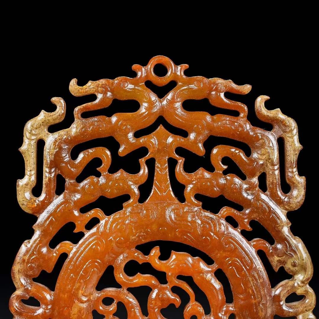 旧藏，玉佩，玉质细腻，包浆厚重，沁色入骨，雕工精细，局部带有红沁，品相完美，细节如图