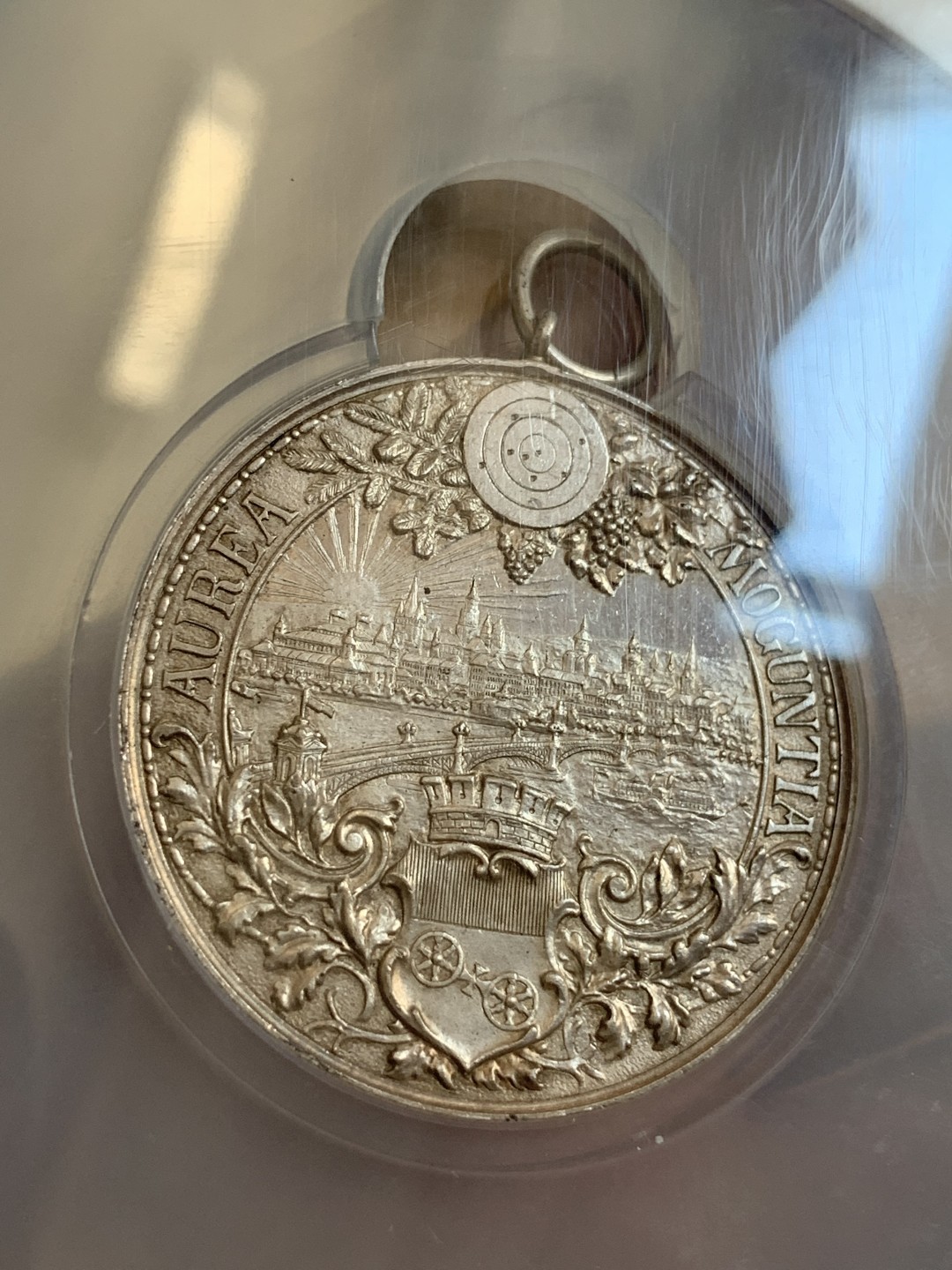 《竞宝斋》第95场-本周日，周一，周四，3场连拍（全场不限金额包邮） NGC UNC 德国 1894年 美因茨射击节银章（城市景观）（带环） 德联邦射击节名品 浮雕 章背面城市景观 细节刻画 非常震撼细腻 宛如一幅德国的清明上河图