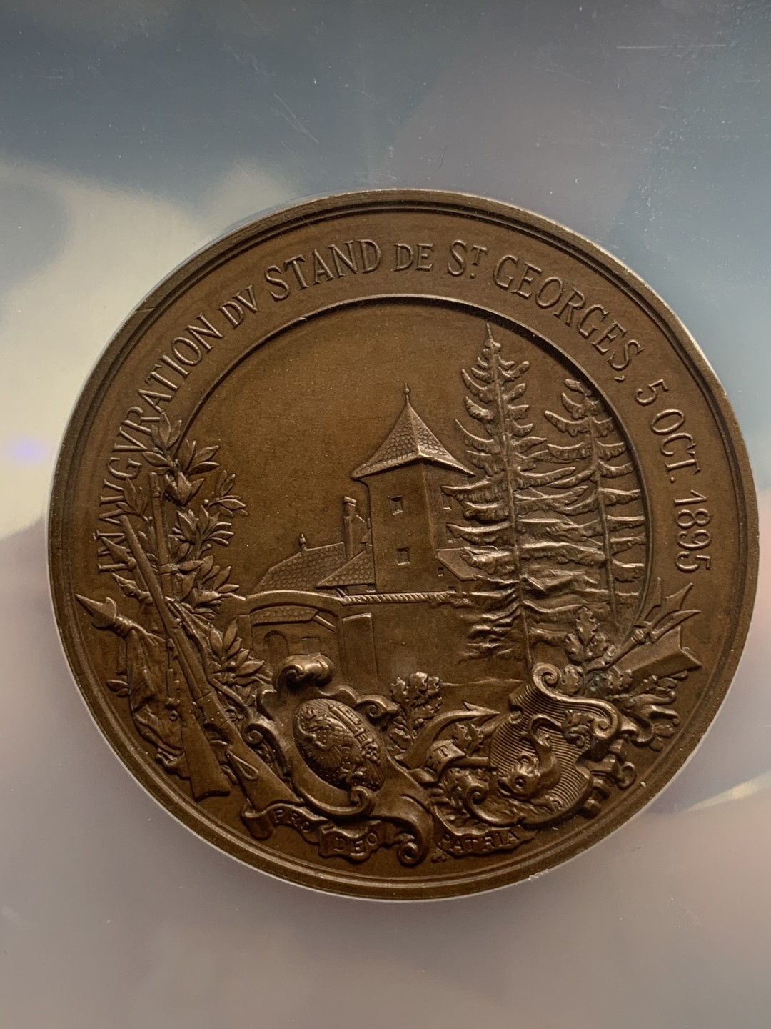 《竞宝斋》第95场-本周日，周一，周四，3场连拍（全场不限金额包邮） NGC MS64BN 1895年瑞士射击铜章 大盒子  铜章发行量230枚  直径47mm 该枚顶级分数 巧克力包浆 正面射击场景及章背面同时带有城市景观元素