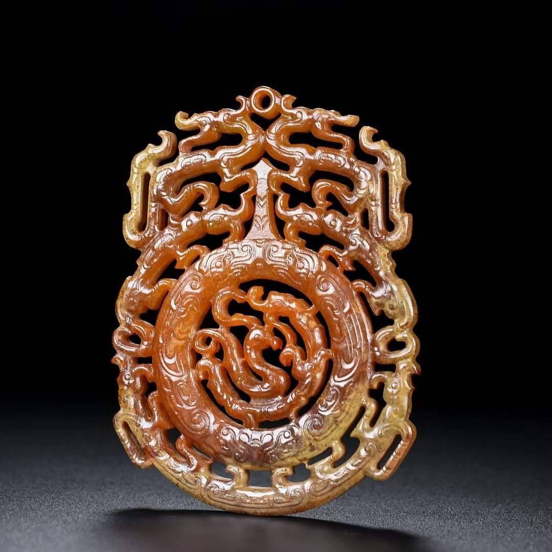 旧藏，玉佩，玉质细腻，包浆厚重，沁色入骨，雕工精细，局部带有红沁，品相完美，细节如图