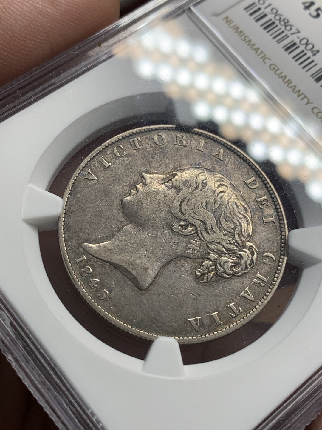 《竞宝斋》第95场-本周日，周一，周四，3场连拍（全场不限金额包邮） NGC-XF45英国1845年维多利亚前期半克朗 分数虽然不高 前边只有二十几个 而且细节还算完整 包浆略带金黄也不错 比后期半克朗少很多