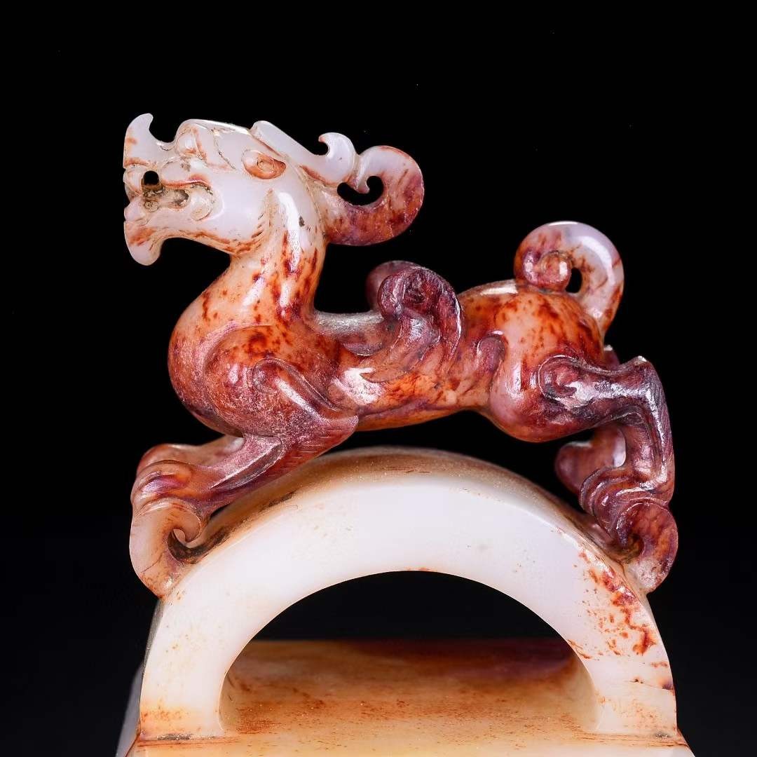 藏，螭龙印章，材质和田玉，玉质细腻，包浆油润，雕工精细，雕刻栩栩如生，线条流畅，品相完美，细节如图
