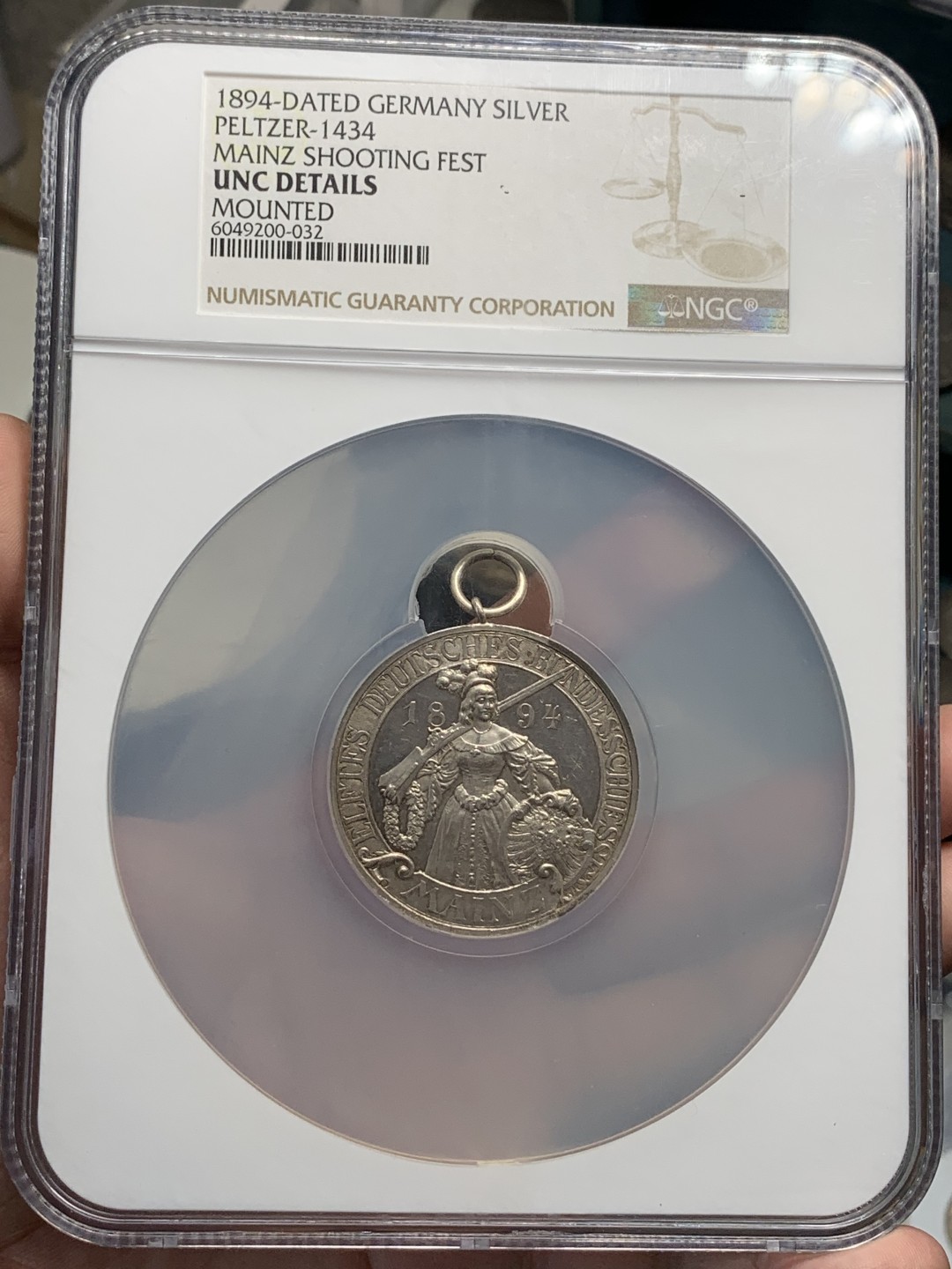 《竞宝斋》第95场-本周日，周一，周四，3场连拍（全场不限金额包邮） NGC UNC 德国 1894年 美因茨射击节银章（城市景观）（带环） 德联邦射击节名品 浮雕 章背面城市景观 细节刻画 非常震撼细腻 宛如一幅德国的清明上河图