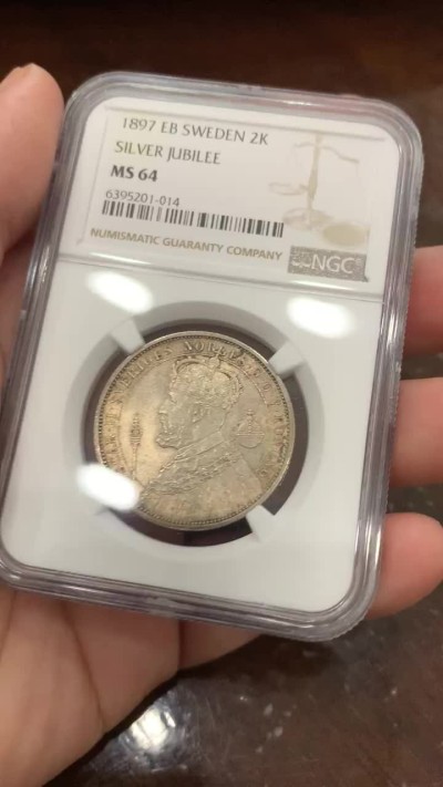 《竞宝斋》第95场-本周日，周一，周四，3场连拍（全场不限金额包邮） NGC-MS64 瑞典 1897年 登基纪念 2克朗银币 原光带彩 非常漂亮