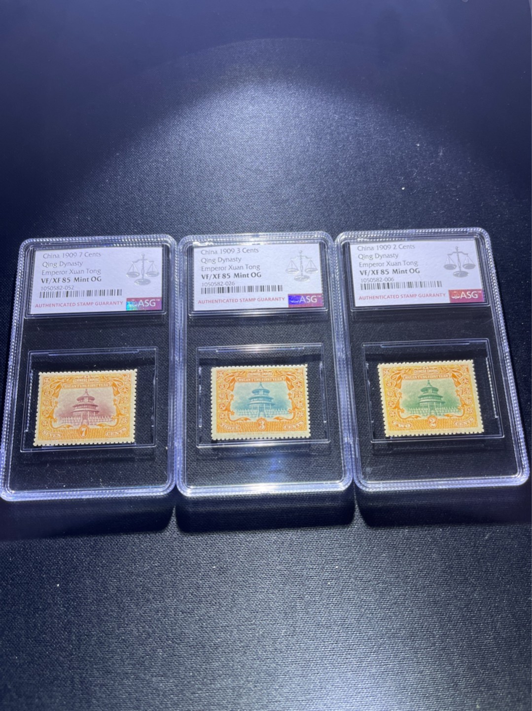 洪涛臻品 精选邮票限时拍卖第三十一期 宣统登基全套新  ASG85OG，★最后一套★撕大块送评，105号最新出的极严评高配版85分，状态极佳，可以砸壳博90分。 清代宣统邮票发行量仅100万套，历时久远，战乱动荡与自然条件的变迁后，留存至今带有原胶的已经且无贴的已经寥寥无几，这其中能评到85分属于百里挑一的品相。 评级资源枯竭，随时大涨，注意捡漏