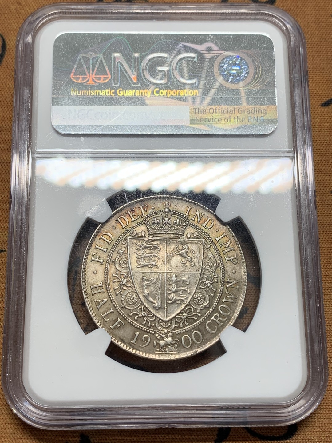 《竞宝斋》第95场-本周日，周一，周四，3场连拍（全场不限金额包邮） NGC-MS64英国1900年披纱半克朗 虽品种普通 但两面包浆均匀好看 略带黄金彩 非常舒服 另外人像打制清晰 胸前项链清晰可见 非常难得的一颗