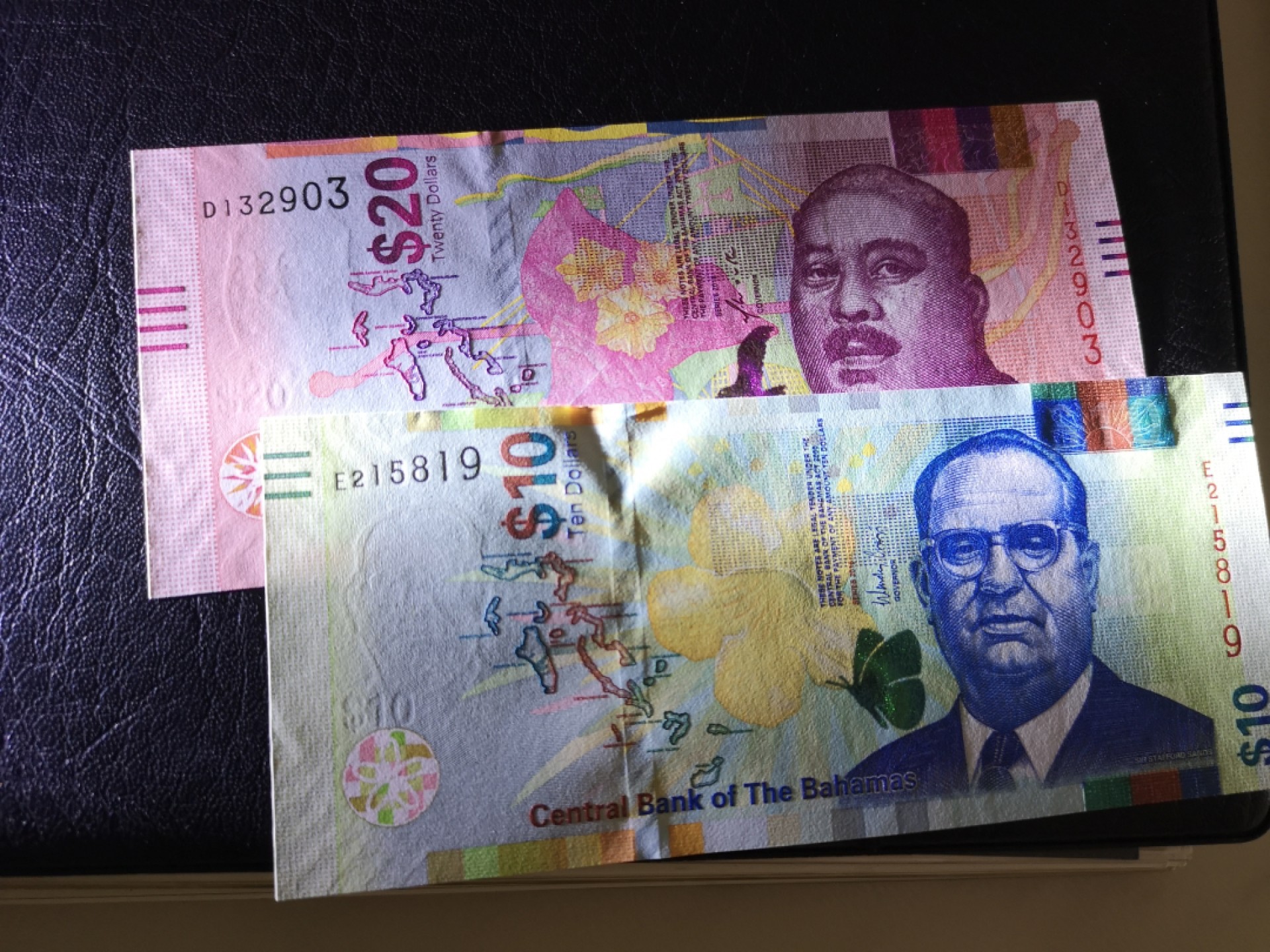 《外钞收藏家》第二百零三期 最新版巴哈马10、20刀 全新UNC 无47