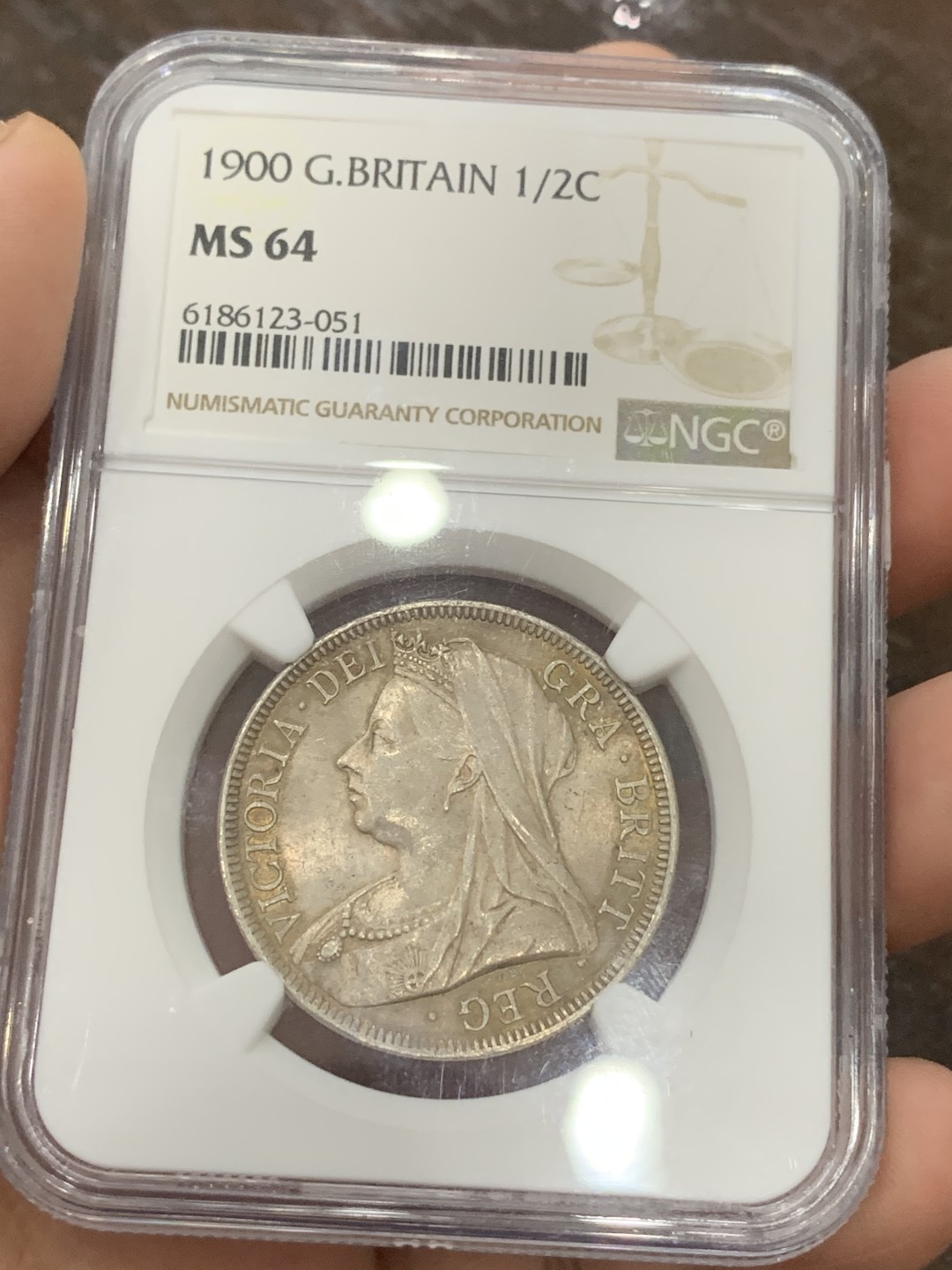 《竞宝斋》第95场-本周日，周一，周四，3场连拍（全场不限金额包邮） NGC-MS64英国1900年披纱半克朗 虽品种普通 但两面包浆均匀好看 略带黄金彩 非常舒服 另外人像打制清晰 胸前项链清晰可见 非常难得的一颗