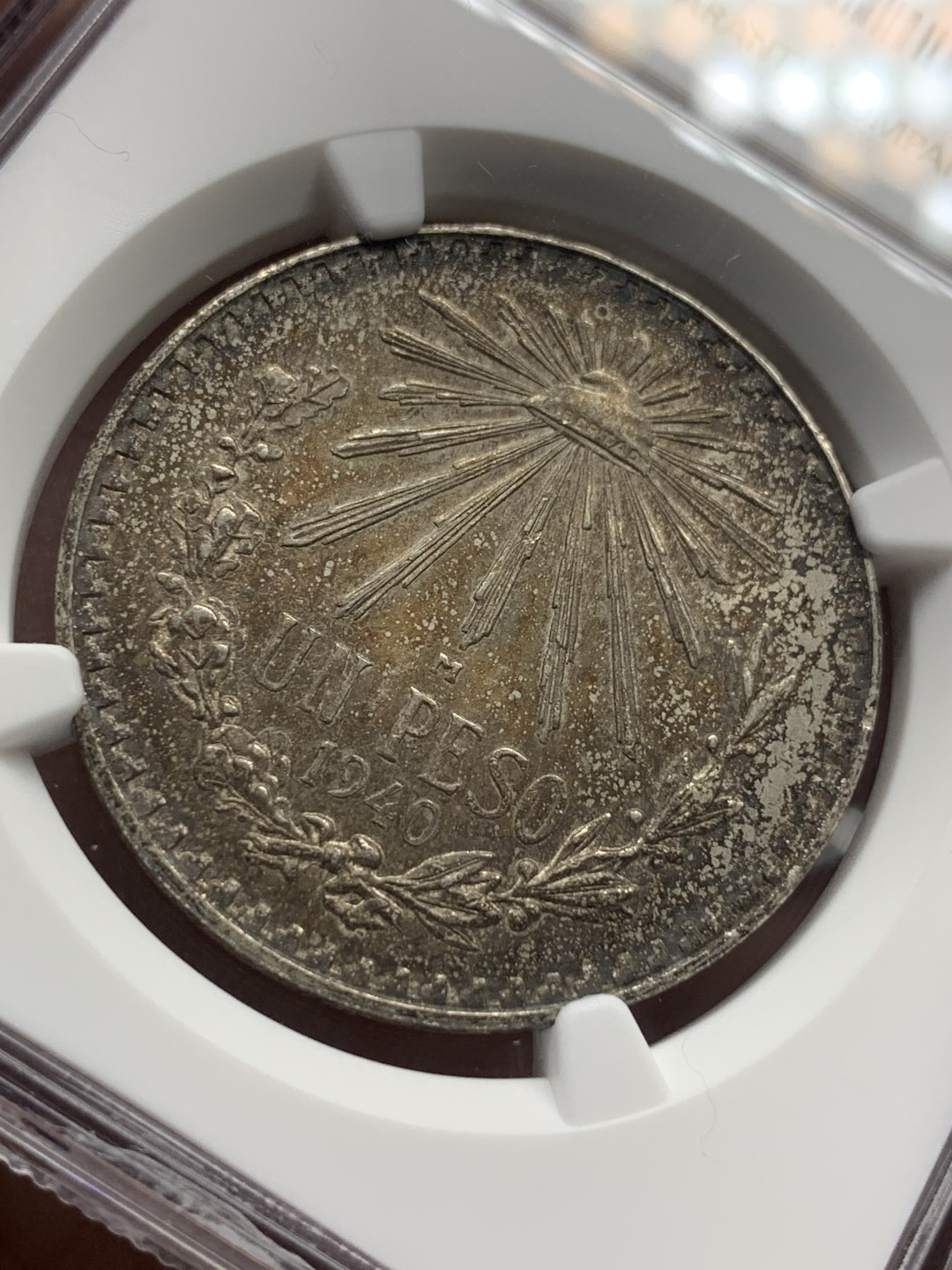 《竞宝斋》第95场-本周日，周一，周四，3场连拍（全场不限金额包邮） NGC-MS63 墨西哥1940年 五彩鹰洋 1比索 银币 这样的包浆能给分真的是太难了