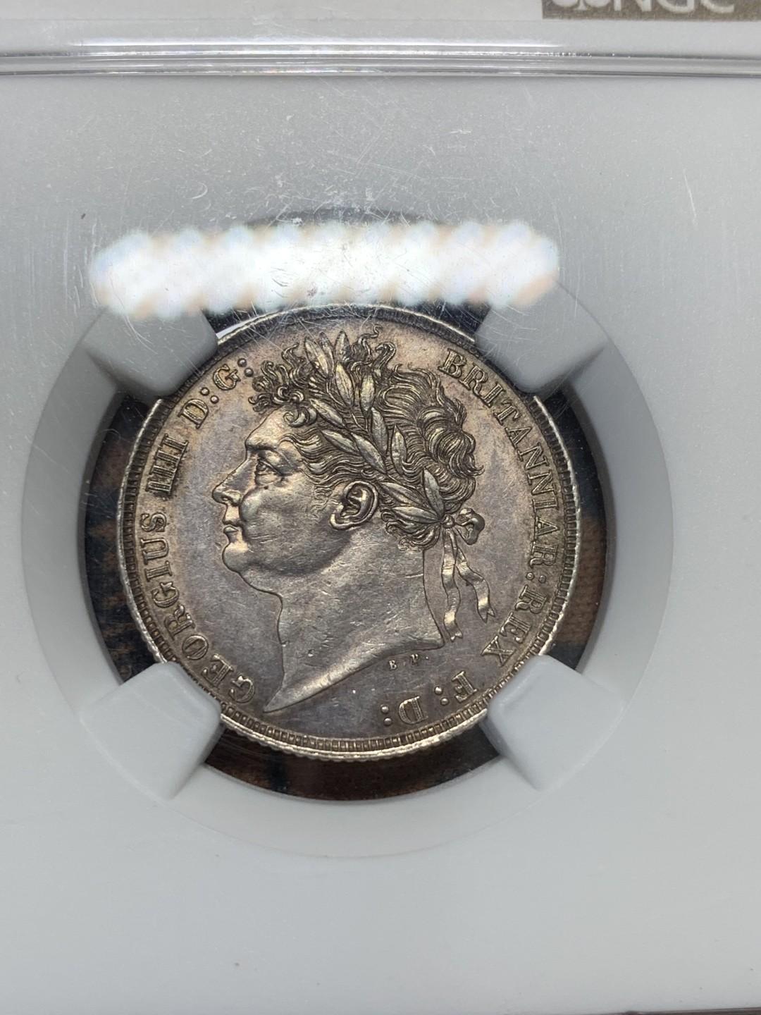 《竞宝斋》第95场-本周日，周一，周四，3场连拍（全场不限金额包邮） NGC-AU55 英国 1821年乔治四世三花版1先令银币 著名单年版本，漂亮的三花。实物转光，状态很好，给分略显保守