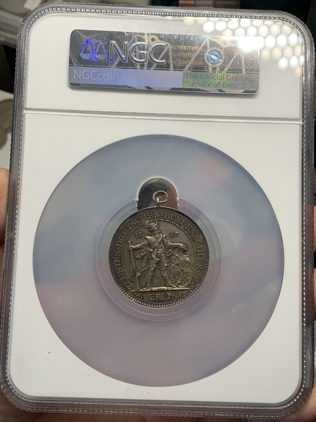 《竞宝斋》第95场-本周日，周一，周四，3场连拍（全场不限金额包邮） NGC UNC 德国 1890年 柏林射击节银章 大盒子（城市景观）（带环）德联邦射击节名品 浮雕 该枚黑包浆 发财金彩