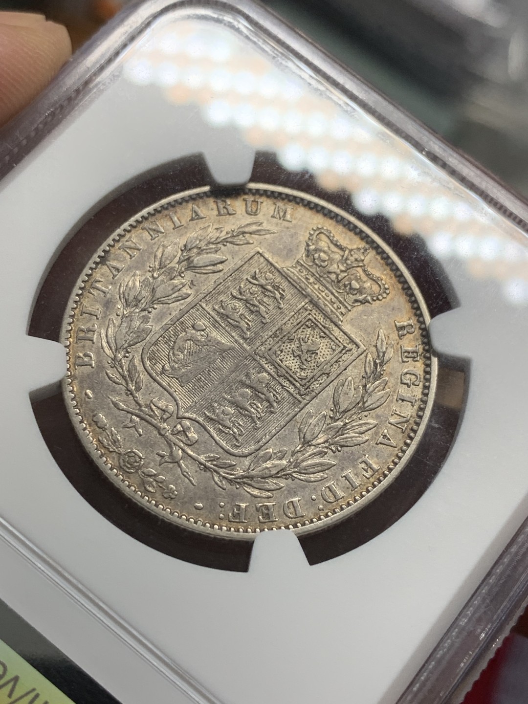 《竞宝斋》第95场-本周日，周一，周四，3场连拍（全场不限金额包邮） NGC-XF45英国1845年维多利亚前期半克朗 分数虽然不高 前边只有二十几个 而且细节还算完整 包浆略带金黄也不错 比后期半克朗少很多