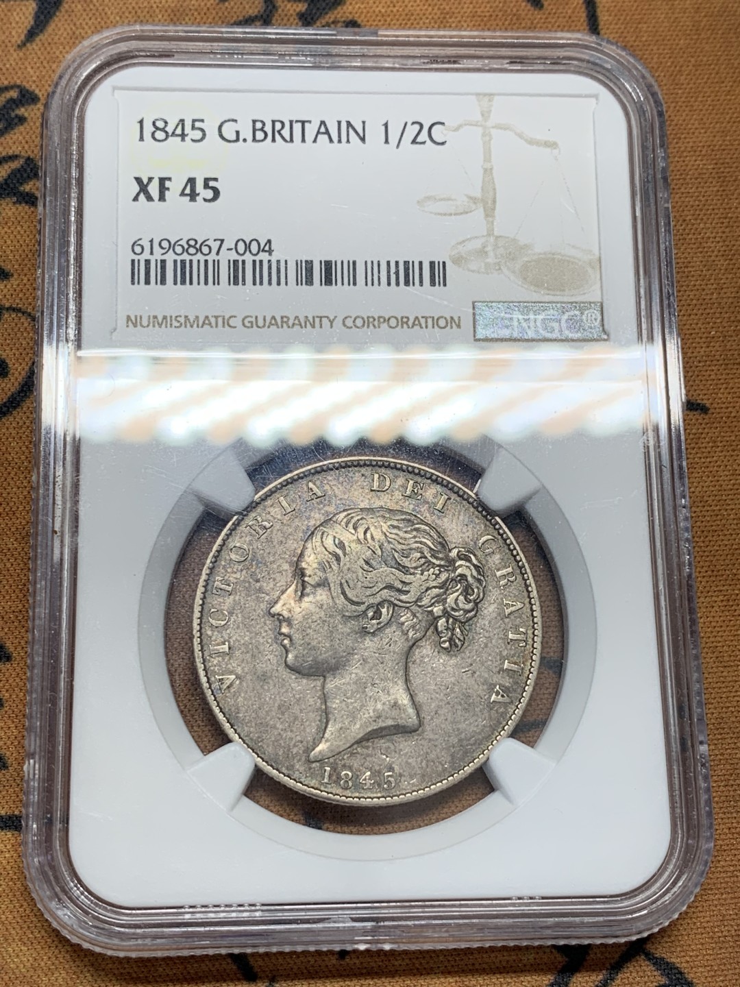 《竞宝斋》第95场-本周日，周一，周四，3场连拍（全场不限金额包邮） NGC-XF45英国1845年维多利亚前期半克朗 分数虽然不高 前边只有二十几个 而且细节还算完整 包浆略带金黄也不错 比后期半克朗少很多