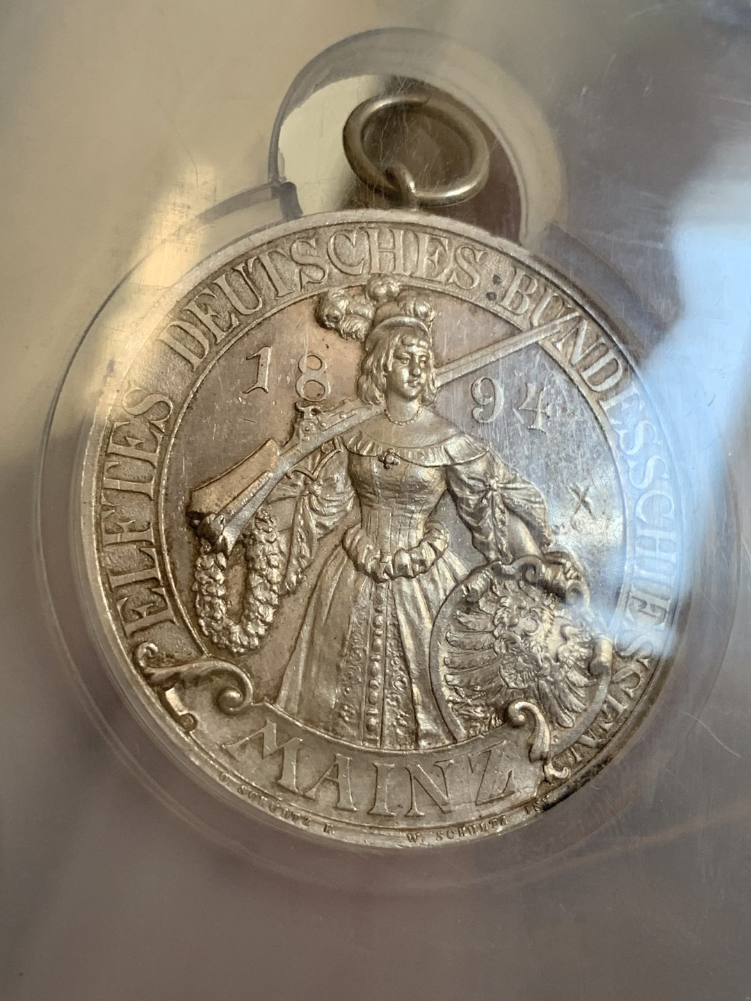 《竞宝斋》第95场-本周日，周一，周四，3场连拍（全场不限金额包邮） NGC UNC 德国 1894年 美因茨射击节银章（城市景观）（带环） 德联邦射击节名品 浮雕 章背面城市景观 细节刻画 非常震撼细腻 宛如一幅德国的清明上河图