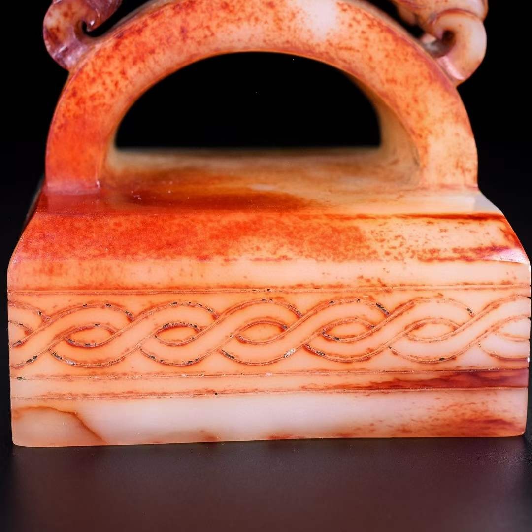 藏，螭龙印章，材质和田玉，玉质细腻，包浆油润，雕工精细，雕刻栩栩如生，线条流畅，品相完美，细节如图