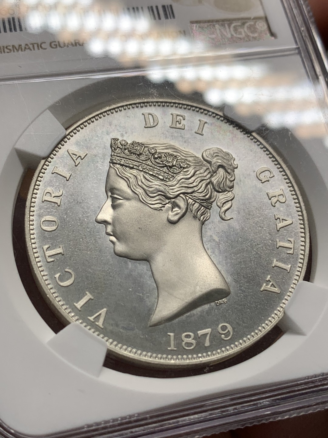 《竞宝斋》第95场-本周日，周一，周四，3场连拍（全场不限金额包邮） NGC-PF67CA 英国 1879年(2000) 维多利亚fantasy银币 克朗型 美惠三女神图案 铸造精美 KM-X81 HA2021年420美元成交