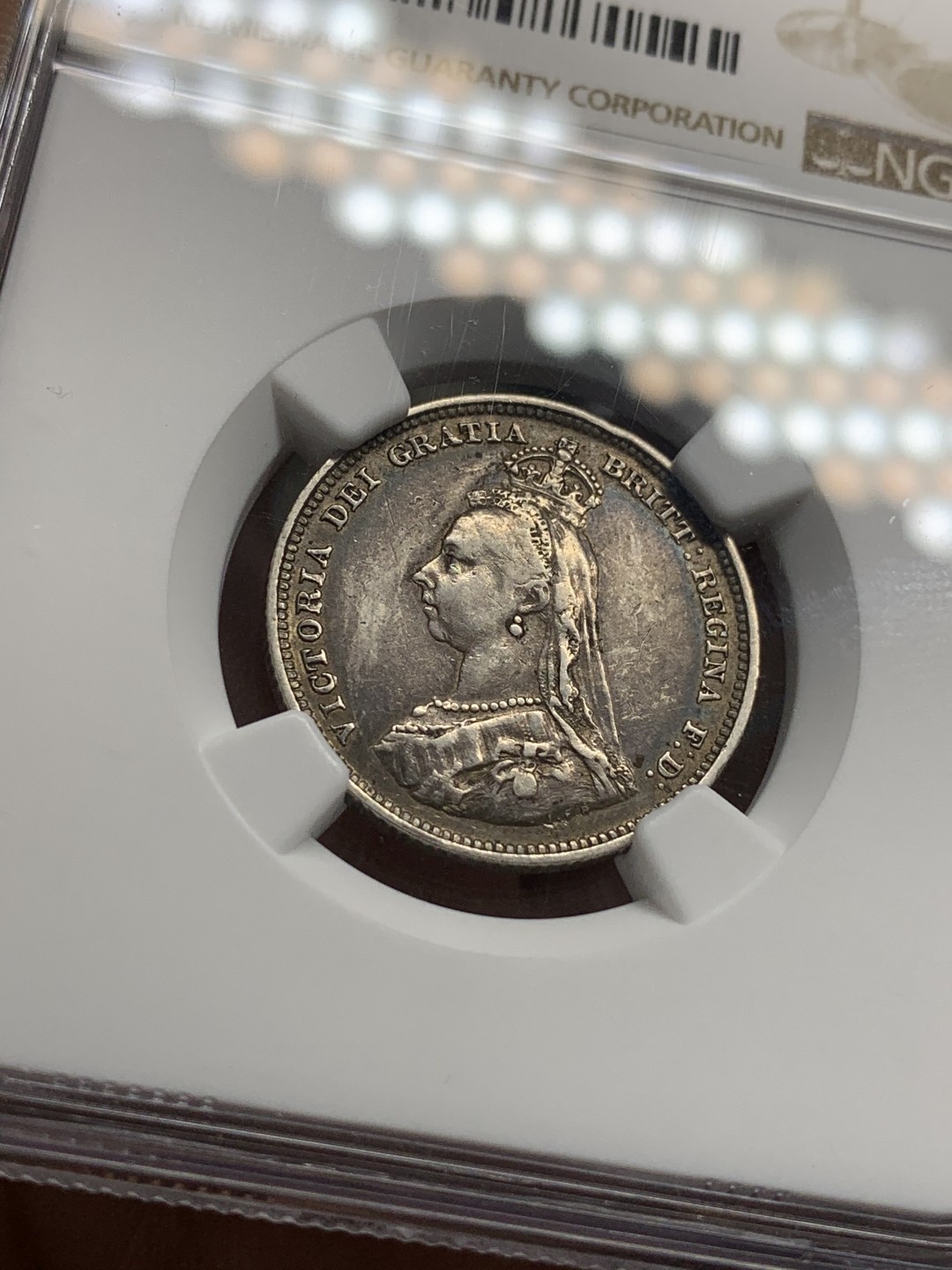 《竞宝斋》第95场-本周日，周一，周四，3场连拍（全场不限金额包邮） NGC-XFD 英国维多利亚 1887年1先令 银币 包浆非常的漂亮