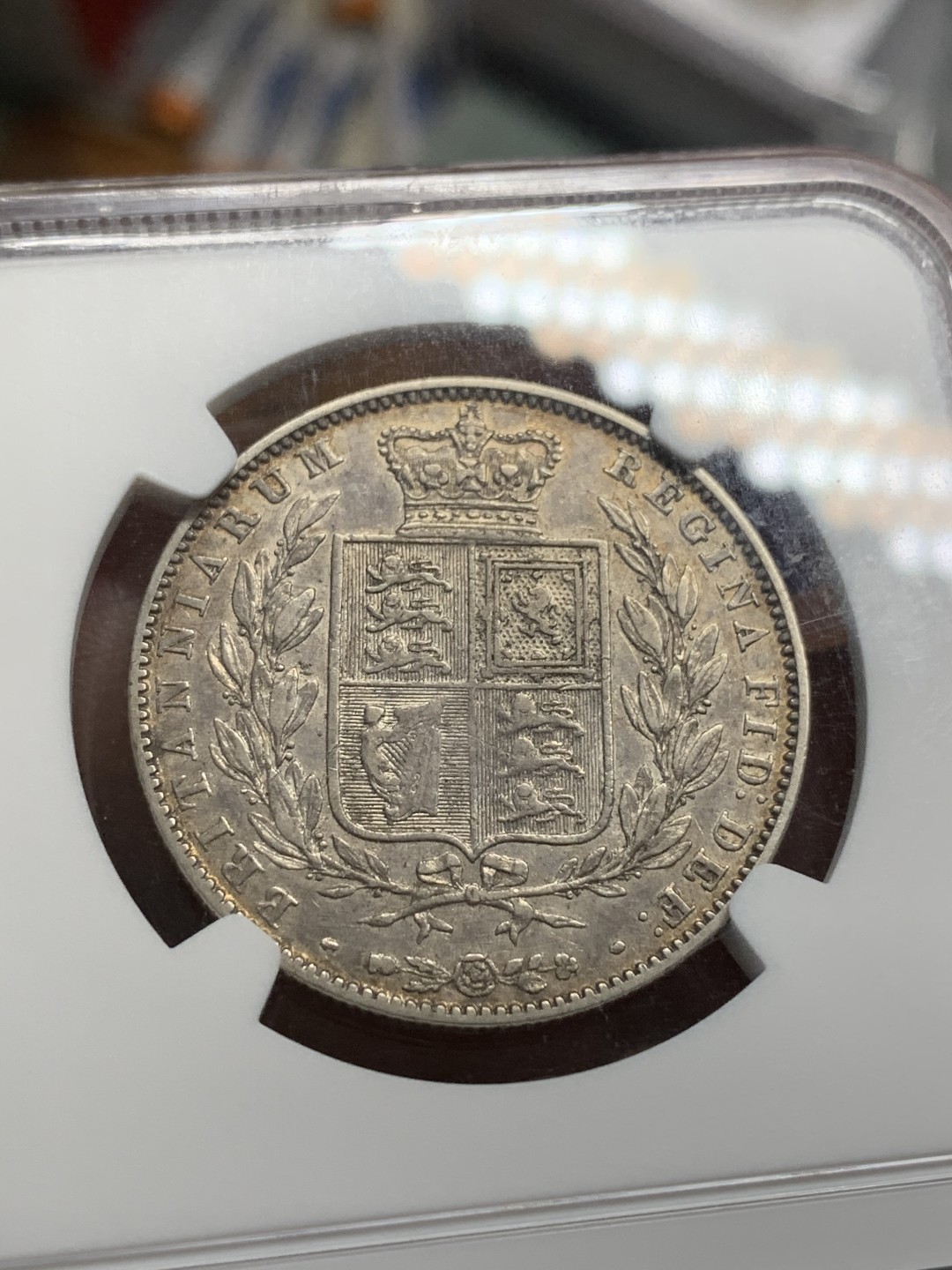 《竞宝斋》第95场-本周日，周一，周四，3场连拍（全场不限金额包邮） NGC-XF45英国1845年维多利亚前期半克朗 分数虽然不高 前边只有二十几个 而且细节还算完整 包浆略带金黄也不错 比后期半克朗少很多