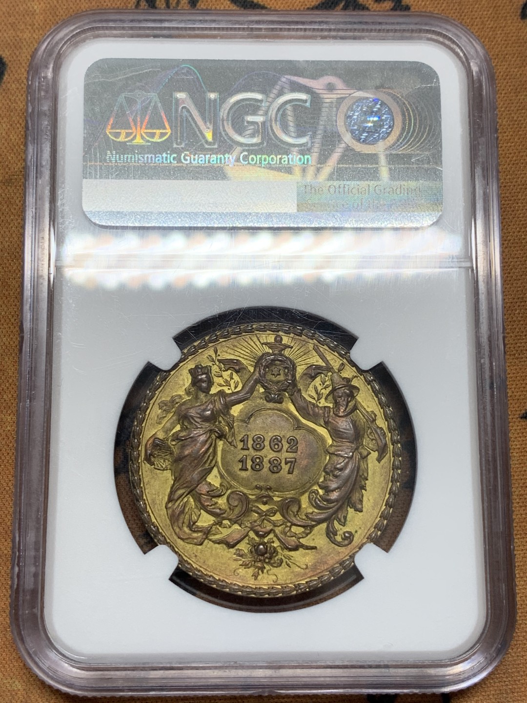 《竞宝斋》第95场-本周日，周一，周四，3场连拍（全场不限金额包邮） NGC MS61 德国 1887年 法兰克福射击节镀金铜章  德联邦射击节名品 高浮雕 背面设计极其精美 与同款银章正面同设计