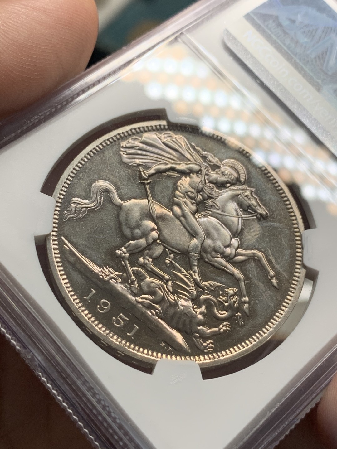 《竞宝斋》第95场-本周日，周一，周四，3场连拍（全场不限金额包邮） NGC PL63 英国 1951年 镍马剑 克朗币  细节很不错