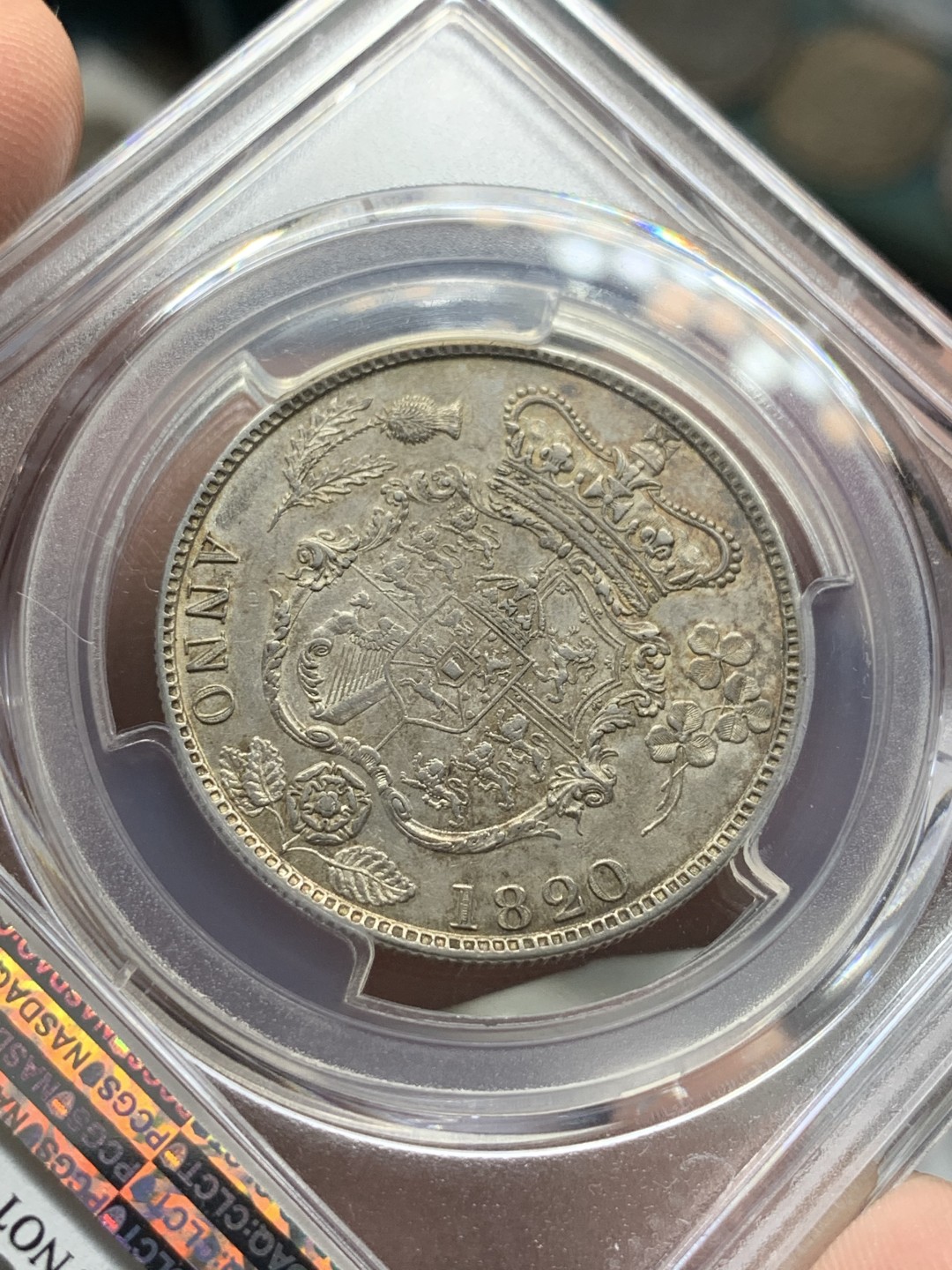 《竞宝斋》第95场-本周日，周一，周四，3场连拍（全场不限金额包邮） PCGS AU92 英国 1820年 乔四半克朗 银币 反面淡彩包浆 细节保存的非常好，人物磨损的也少