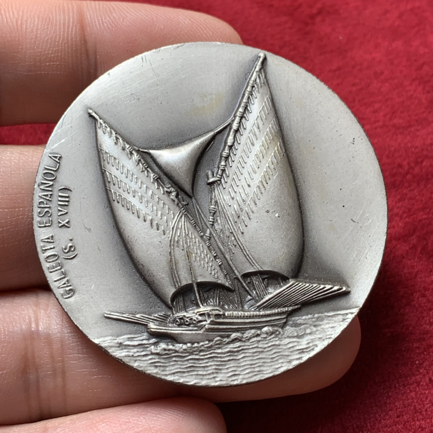 《竞宝斋》第95场-本周日，周一，周四，3场连拍（全场不限金额包邮） 1974年西班牙第12届帆船赛镀银纪念章（超高浮雕，直径50mm）