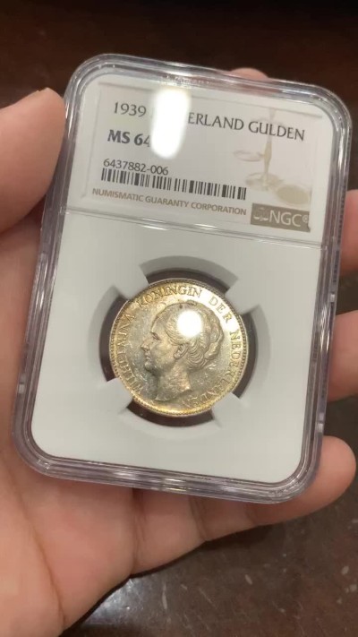 《竞宝斋》第95场-本周日，周一，周四，3场连拍（全场不限金额包邮） 季军分 NGC-MS64 荷兰 1939年 威廉明娜女王 1盾银币 转光明显 正反面浮雕细腻 背部包浆非常好 PL感
