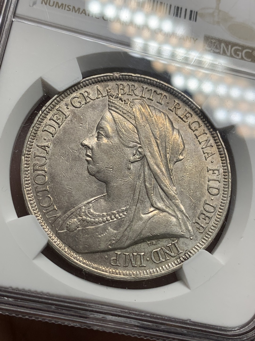 《竞宝斋》第95场-本周日，周一，周四，3场连拍（全场不限金额包邮） NGC-AU  英国 1896年LIX版 1克朗 马剑银币  ESC批纱马剑里面稀缺度最高的版本（R级别）附ESC 纪录